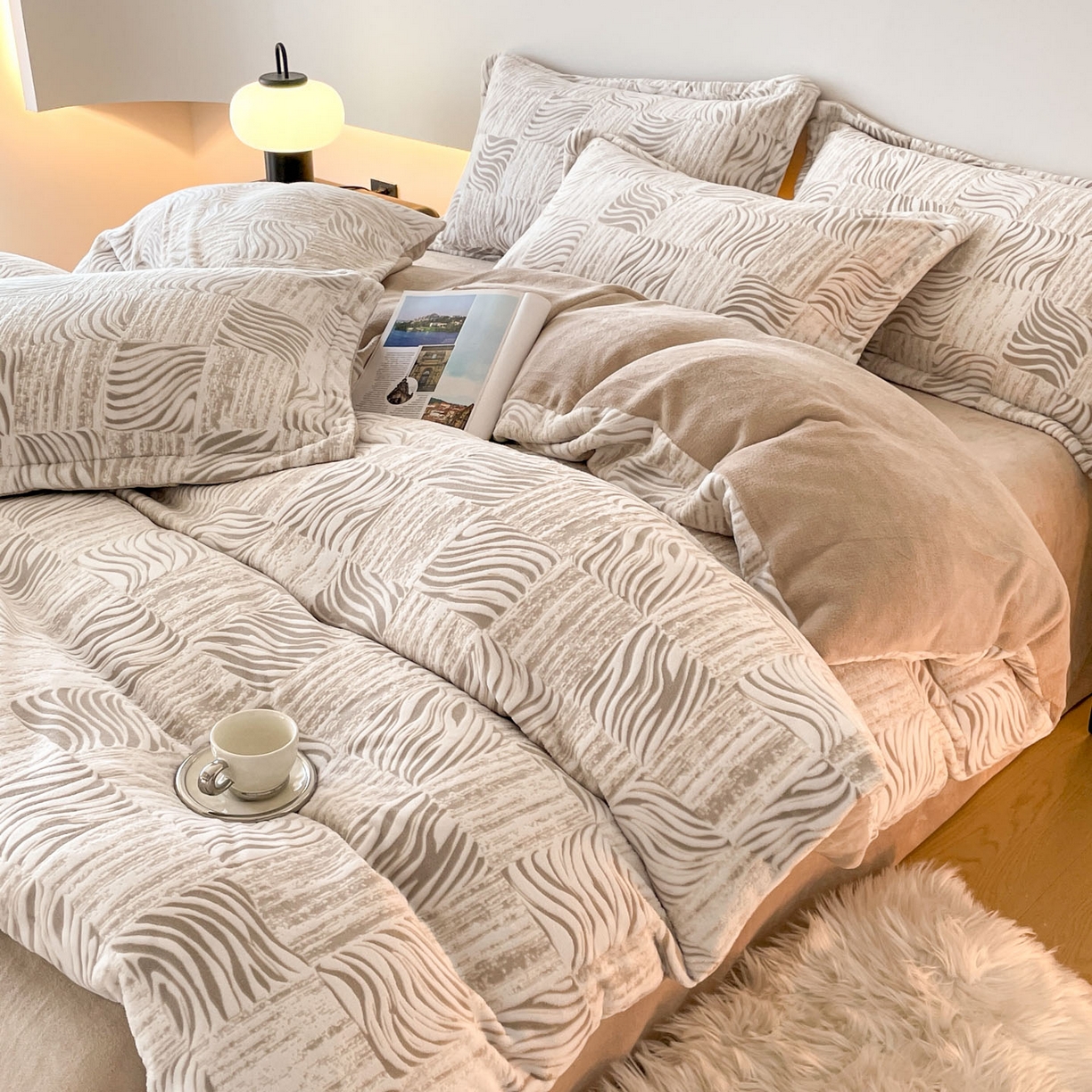 91家纺网 家纺一手货源 找家纺 梵克保罗 2025新款保暖舒适雕花绒四件套 斑马暖咖