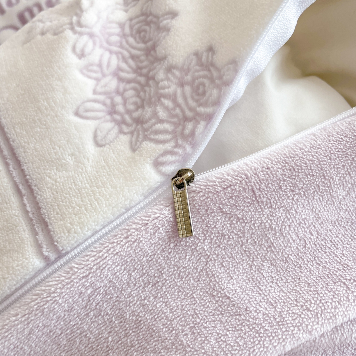 91家纺网 家纺一手货源 找家纺 梵克保罗 2025新款保暖舒适雕花绒四件套 艾瑞-紫