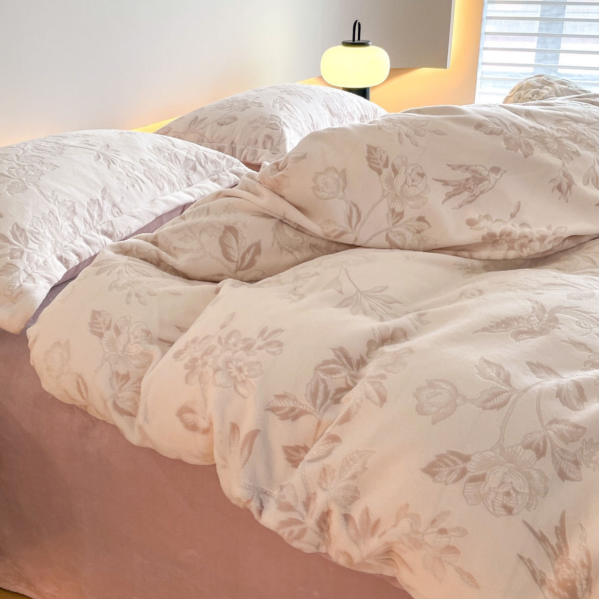 91家纺网 家纺一手货源 找家纺 梵克保罗 2025新款保暖舒适雕花绒四件套 花季-粉