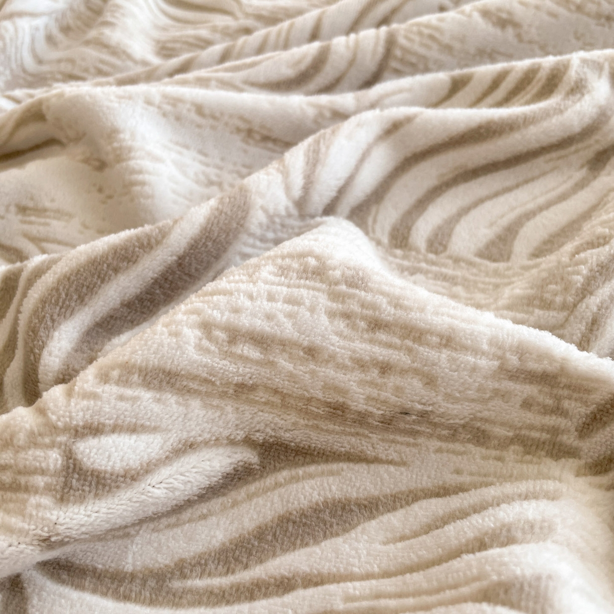 91家纺网 家纺一手货源 找家纺 梵克保罗 2025新款保暖舒适雕花绒四件套 斑马暖咖