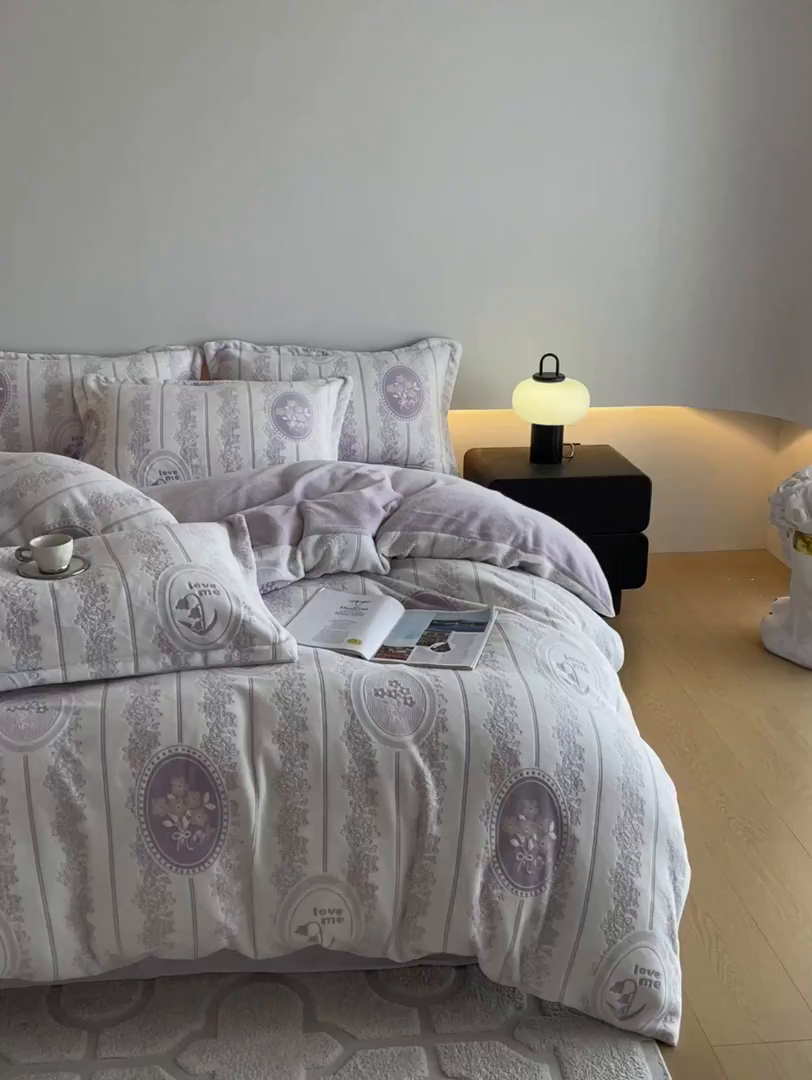 91家纺网 家纺一手货源 找家纺 梵克保罗 2025新款保暖舒适雕花绒四件套 艾瑞-紫