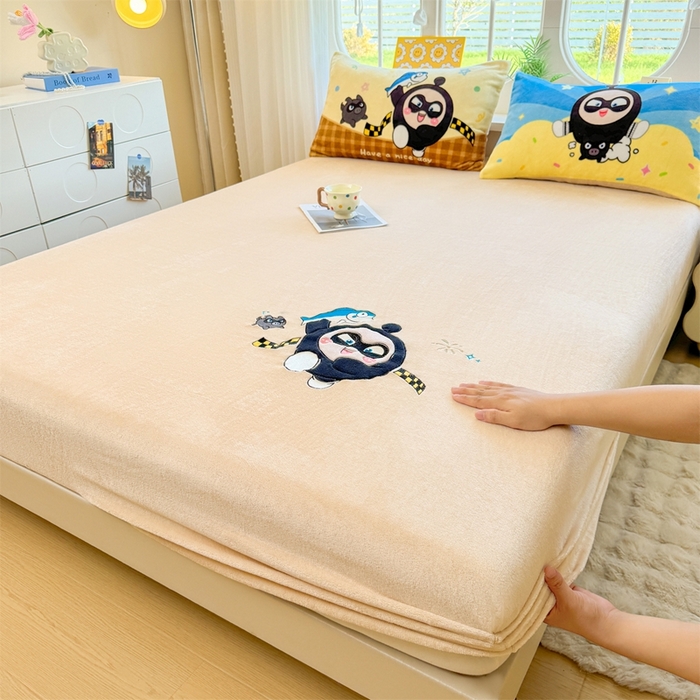 91家纺网 家纺一手货源 找家纺 雯豆家纺 正版授权IP纯色贴布绣牛奶绒床笠三件套加厚卡通床垫保护套 黑蛋仔-米