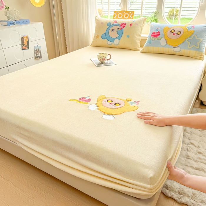 91家纺网 家纺一手货源 找家纺 雯豆家纺 正版授权IP纯色贴布绣牛奶绒床笠三件套加厚卡通床垫保护套 黄蛋仔-黄