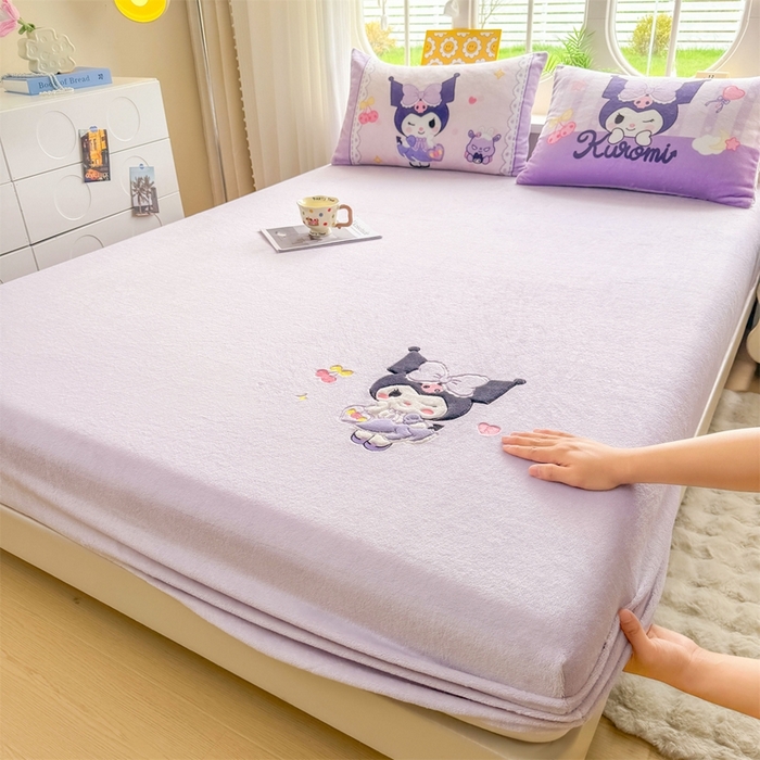 91家纺网 家纺一手货源 找家纺 雯豆家纺 正版授权IP纯色贴布绣牛奶绒床笠三件套加厚卡通床垫保护套 库洛米