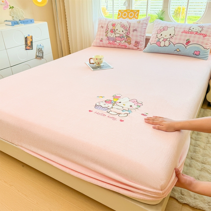 91家纺网 家纺一手货源 找家纺 雯豆家纺 正版授权IP纯色贴布绣牛奶绒床笠三件套加厚卡通床垫保护套 KITTY猫