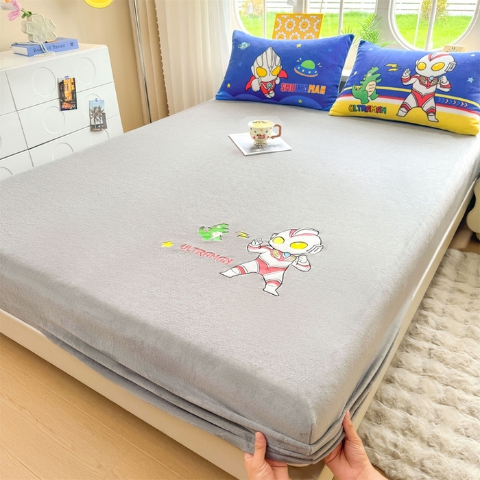 91家纺网 家纺一手货源 找家纺 雯豆家纺 正版授权IP纯色贴布绣牛奶绒床笠三件套加厚卡通床垫保护套 奥特曼-灰