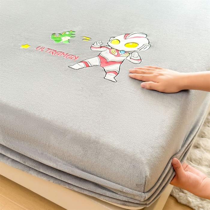 91家纺网 家纺一手货源 找家纺 雯豆家纺 正版授权IP纯色贴布绣牛奶绒床笠三件套加厚卡通床垫保护套 奥特曼-灰