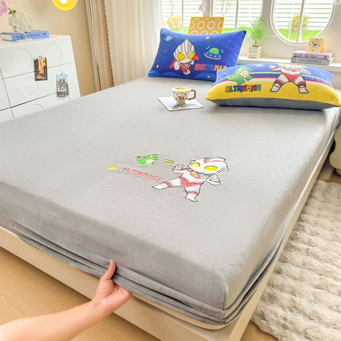 91家纺网 家纺一手货源 找家纺 雯豆家纺 正版授权IP纯色贴布绣牛奶绒床笠三件套加厚卡通床垫保护套 奥特曼-灰