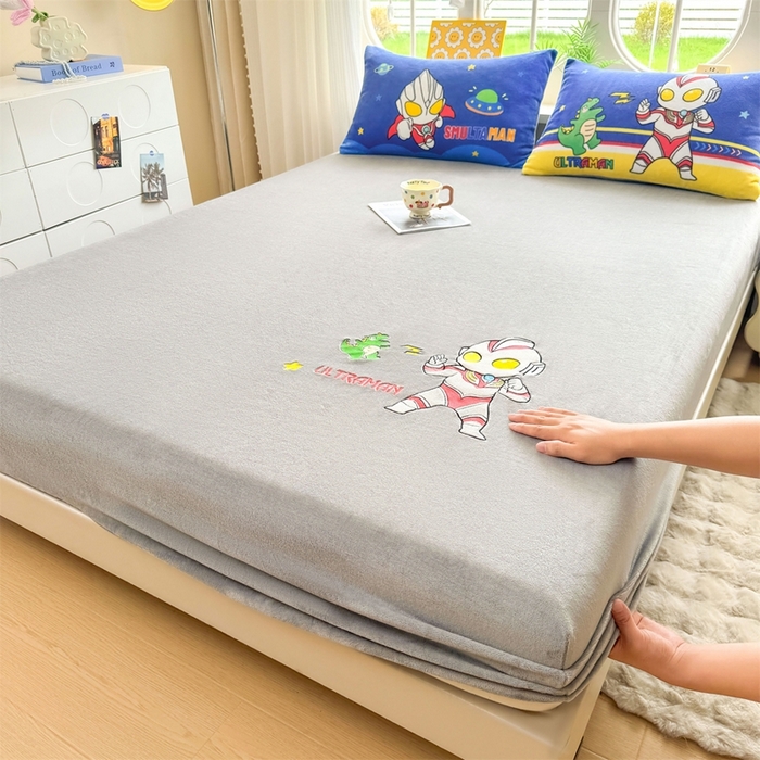 雯豆家纺 正版授权IP纯色贴布绣牛奶绒床笠三件套加厚卡通床垫保护套 奥特曼-灰