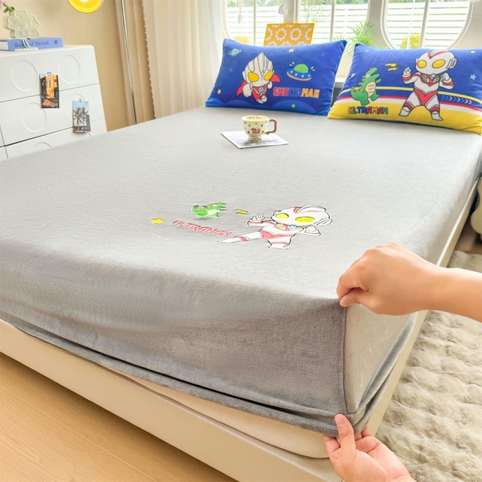 91家纺网 家纺一手货源 找家纺 雯豆家纺 正版授权IP纯色贴布绣牛奶绒床笠三件套加厚卡通床垫保护套 奥特曼-灰