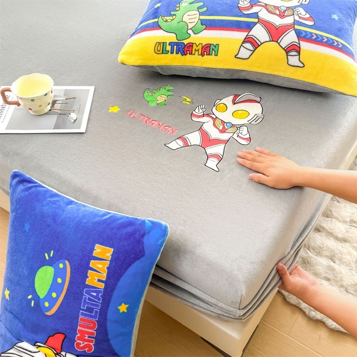 91家纺网 家纺一手货源 找家纺 雯豆家纺 正版授权IP纯色贴布绣牛奶绒床笠三件套加厚卡通床垫保护套 奥特曼-灰
