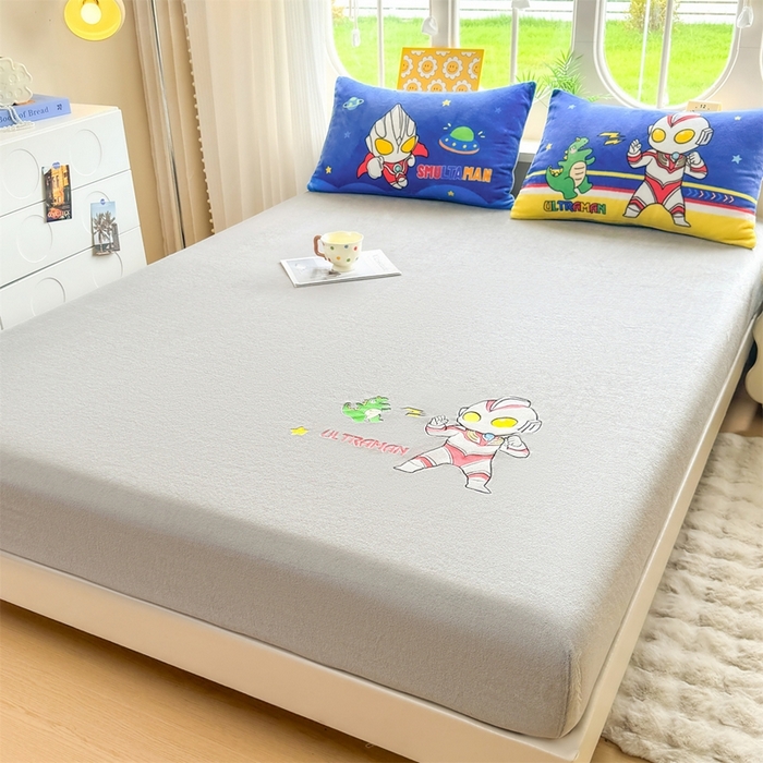 91家纺网 家纺一手货源 找家纺 雯豆家纺 正版授权IP纯色贴布绣牛奶绒床笠三件套加厚卡通床垫保护套 奥特曼-灰
