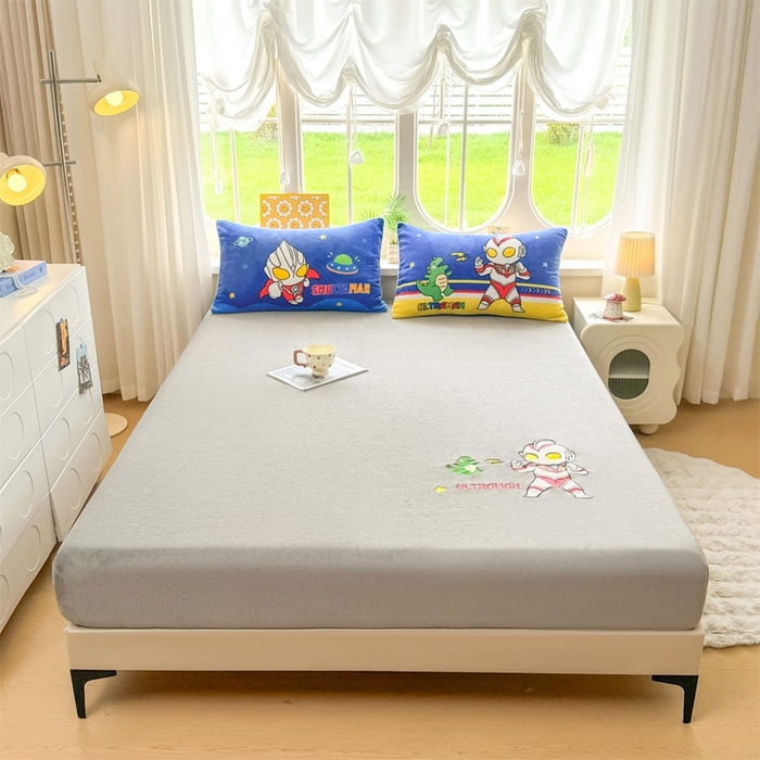 91家纺网 家纺一手货源 找家纺 雯豆家纺 正版授权IP纯色贴布绣牛奶绒床笠三件套加厚卡通床垫保护套 奥特曼-灰