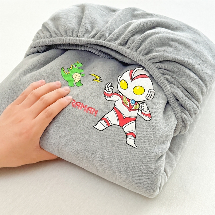 91家纺网 家纺一手货源 找家纺 雯豆家纺 正版授权IP纯色贴布绣牛奶绒床笠三件套加厚卡通床垫保护套 奥特曼-灰