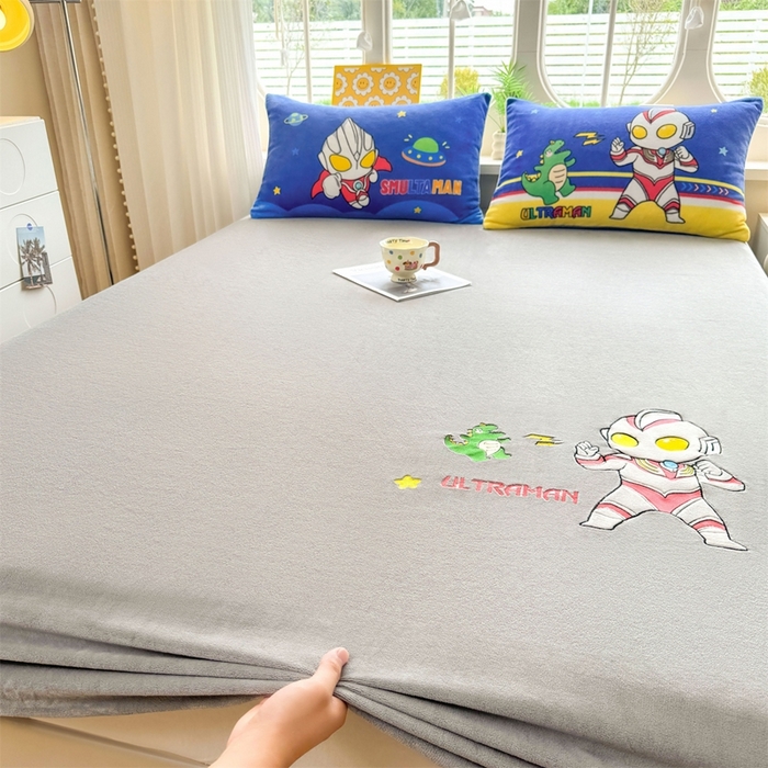 91家纺网 家纺一手货源 找家纺 雯豆家纺 正版授权IP纯色贴布绣牛奶绒床笠三件套加厚卡通床垫保护套 奥特曼-灰