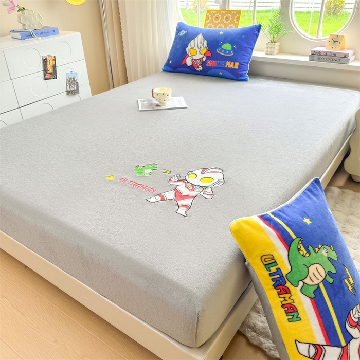 91家纺网 家纺一手货源 找家纺 雯豆家纺 正版授权IP纯色贴布绣牛奶绒床笠三件套加厚卡通床垫保护套 奥特曼-灰