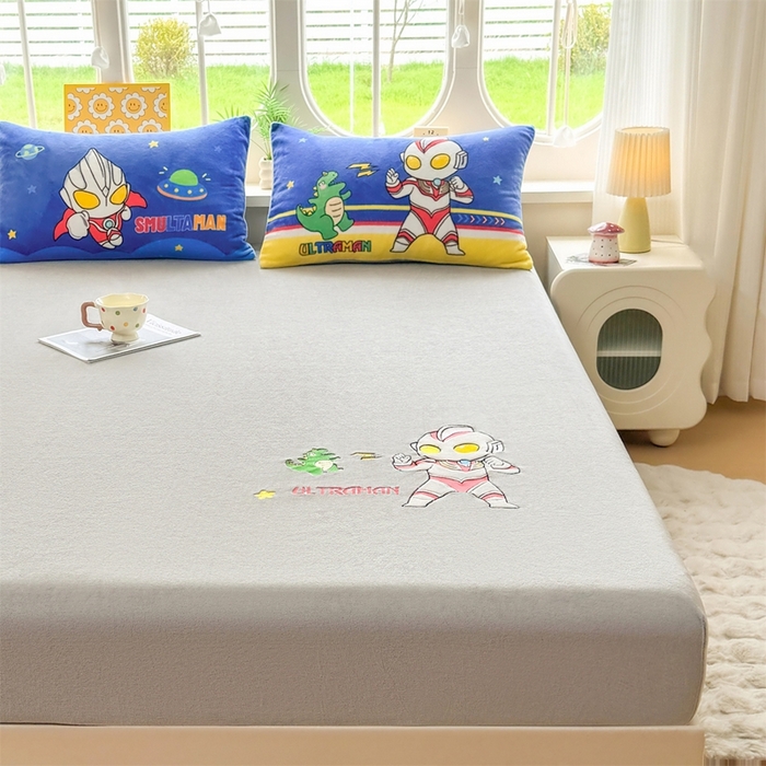 91家纺网 家纺一手货源 找家纺 雯豆家纺 正版授权IP纯色贴布绣牛奶绒床笠三件套加厚卡通床垫保护套 奥特曼-灰