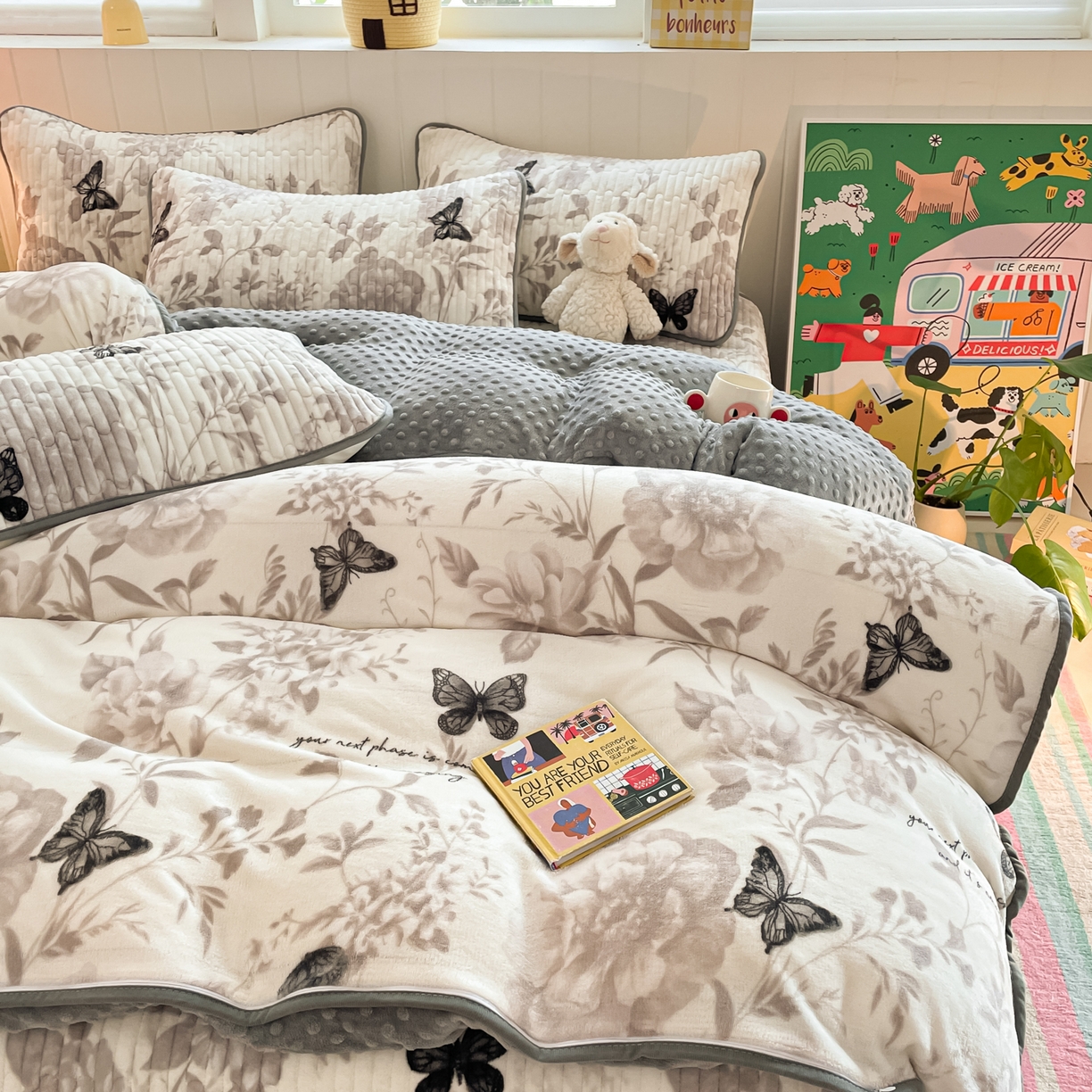 91家纺网 家纺一手货源 找家纺 贝扬思家纺 2025新款高克重牛奶绒豆豆被套床盖四件套-悦心系列 悦心-蝶赴卉