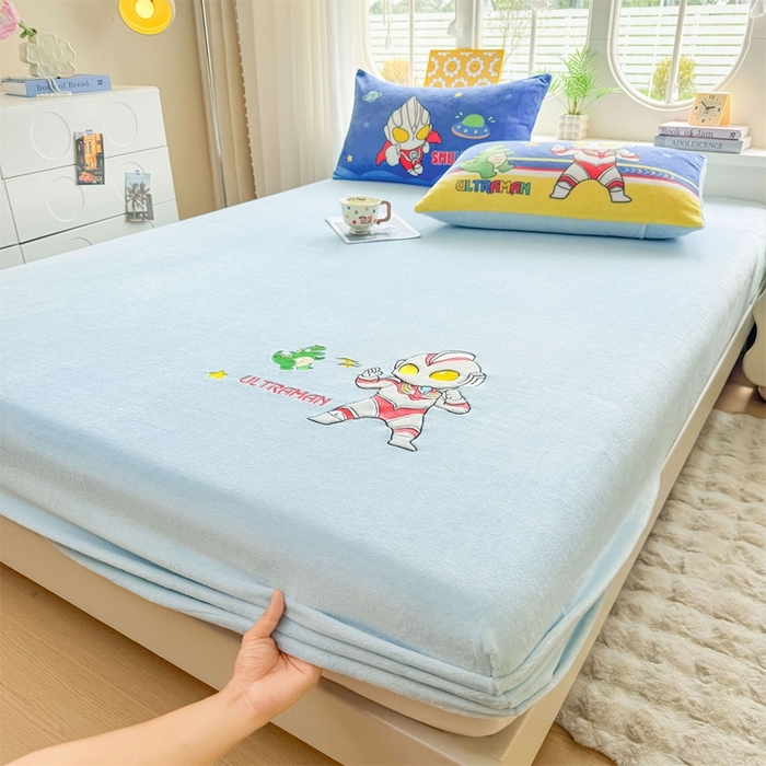 91家纺网 家纺一手货源 找家纺 雯豆家纺 正版授权IP纯色贴布绣牛奶绒床笠三件套加厚卡通床垫保护套 奥特曼-蓝