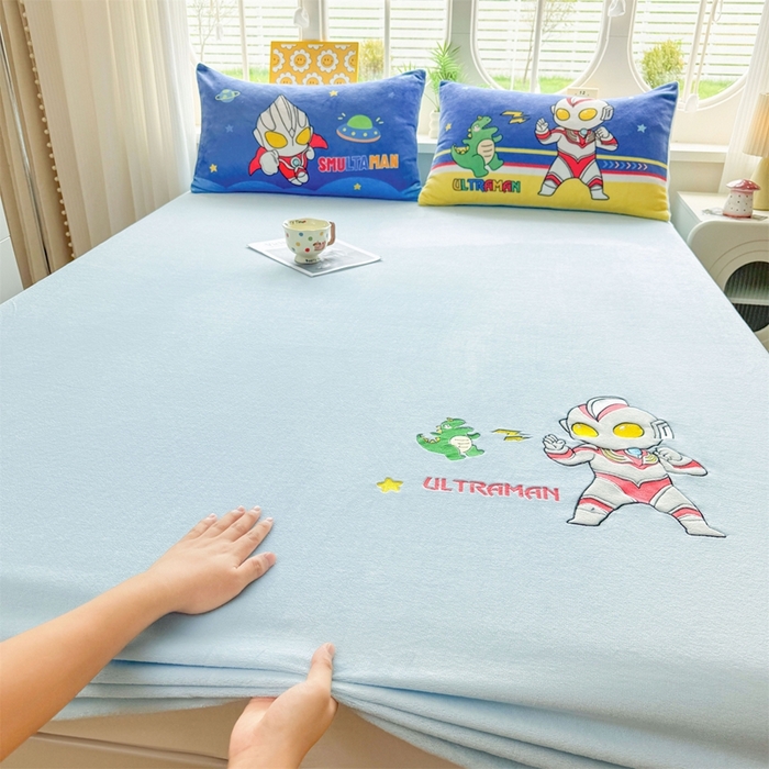 91家纺网 家纺一手货源 找家纺 雯豆家纺 正版授权IP纯色贴布绣牛奶绒床笠三件套加厚卡通床垫保护套 奥特曼-蓝