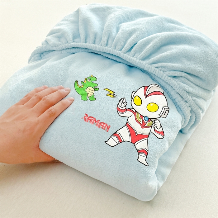 91家纺网 家纺一手货源 找家纺 雯豆家纺 正版授权IP纯色贴布绣牛奶绒床笠三件套加厚卡通床垫保护套 奥特曼-蓝