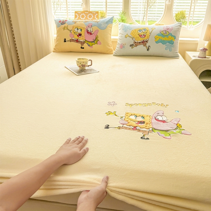 91家纺网 家纺一手货源 找家纺 雯豆家纺 正版授权IP纯色贴布绣牛奶绒床笠三件套加厚卡通床垫保护套 海绵宝宝