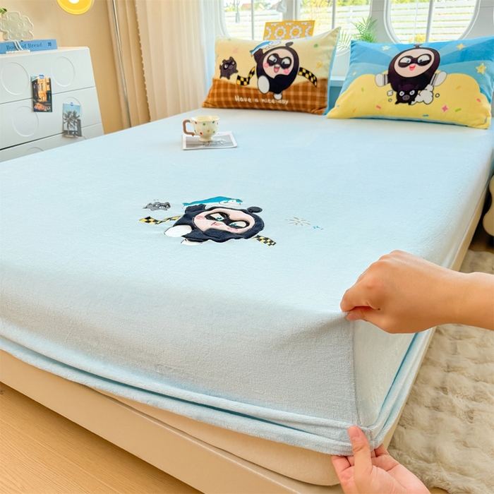 91家纺网 家纺一手货源 找家纺 雯豆家纺 正版授权IP纯色贴布绣牛奶绒床笠三件套加厚卡通床垫保护套 黑蛋仔-蓝