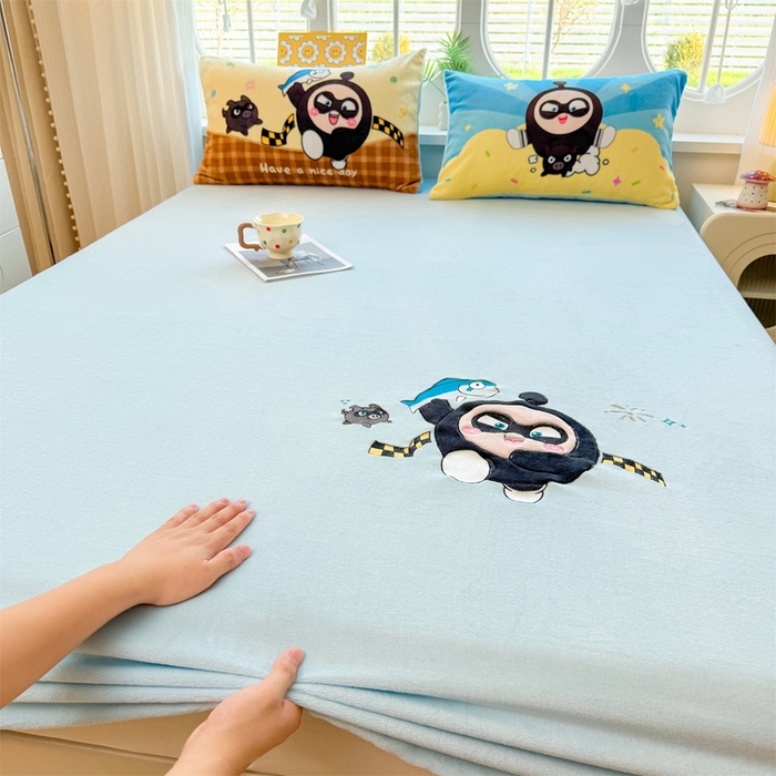 91家纺网 家纺一手货源 找家纺 雯豆家纺 正版授权IP纯色贴布绣牛奶绒床笠三件套加厚卡通床垫保护套 黑蛋仔-蓝