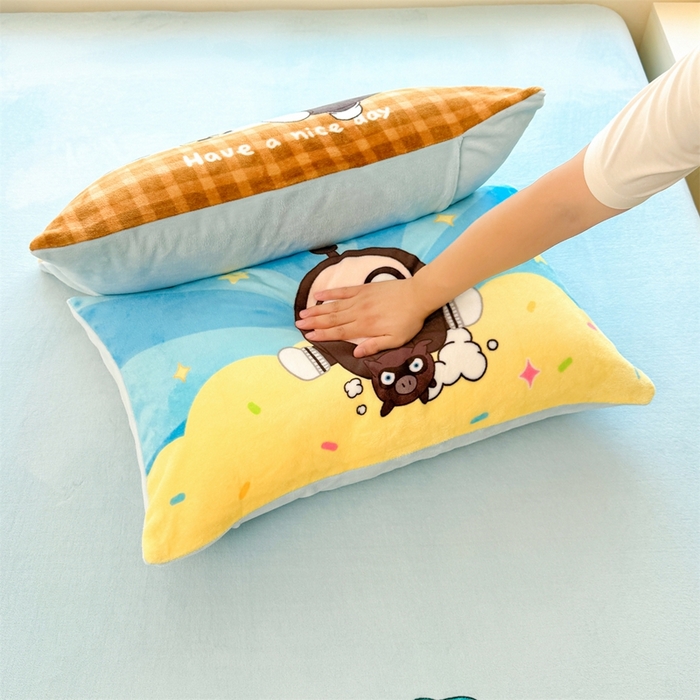 91家纺网 家纺一手货源 找家纺 雯豆家纺 正版授权IP纯色贴布绣牛奶绒床笠三件套加厚卡通床垫保护套 黑蛋仔-蓝