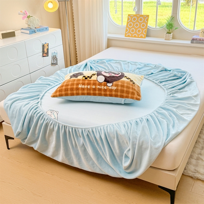 91家纺网 家纺一手货源 找家纺 雯豆家纺 正版授权IP纯色贴布绣牛奶绒床笠三件套加厚卡通床垫保护套 黑蛋仔-蓝