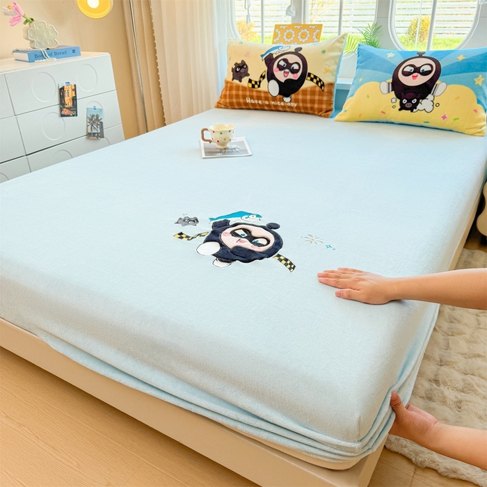 雯豆家纺 正版授权IP纯色贴布绣牛奶绒床笠三件套加厚卡通床垫保护套 黑蛋仔-蓝