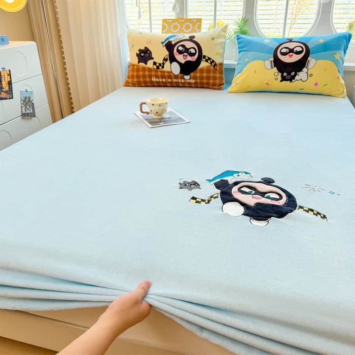 91家纺网 家纺一手货源 找家纺 雯豆家纺 正版授权IP纯色贴布绣牛奶绒床笠三件套加厚卡通床垫保护套 黑蛋仔-蓝