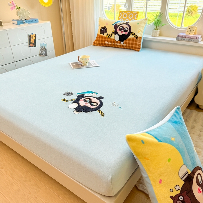 91家纺网 家纺一手货源 找家纺 雯豆家纺 正版授权IP纯色贴布绣牛奶绒床笠三件套加厚卡通床垫保护套 黑蛋仔-蓝