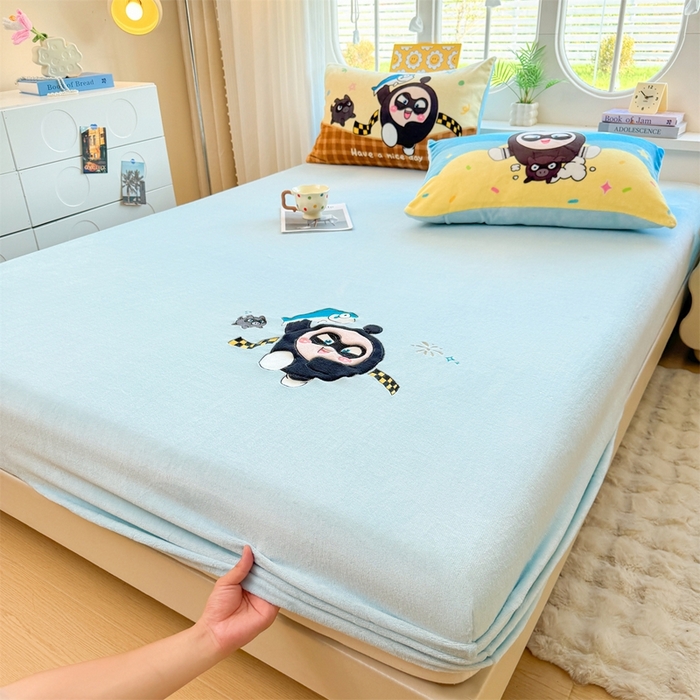 91家纺网 家纺一手货源 找家纺 雯豆家纺 正版授权IP纯色贴布绣牛奶绒床笠三件套加厚卡通床垫保护套 黑蛋仔-蓝