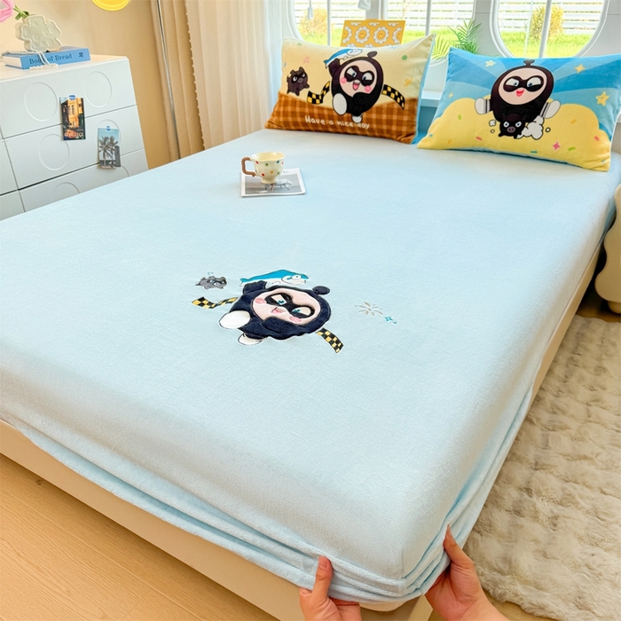 91家纺网 家纺一手货源 找家纺 雯豆家纺 正版授权IP纯色贴布绣牛奶绒床笠三件套加厚卡通床垫保护套 黑蛋仔-蓝