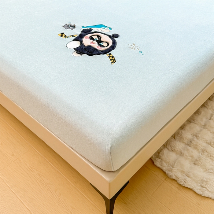 91家纺网 家纺一手货源 找家纺 雯豆家纺 正版授权IP纯色贴布绣牛奶绒床笠三件套加厚卡通床垫保护套 黑蛋仔-蓝