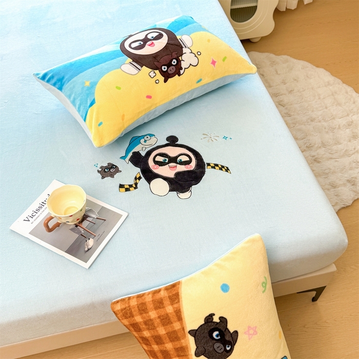 91家纺网 家纺一手货源 找家纺 雯豆家纺 正版授权IP纯色贴布绣牛奶绒床笠三件套加厚卡通床垫保护套 黑蛋仔-蓝