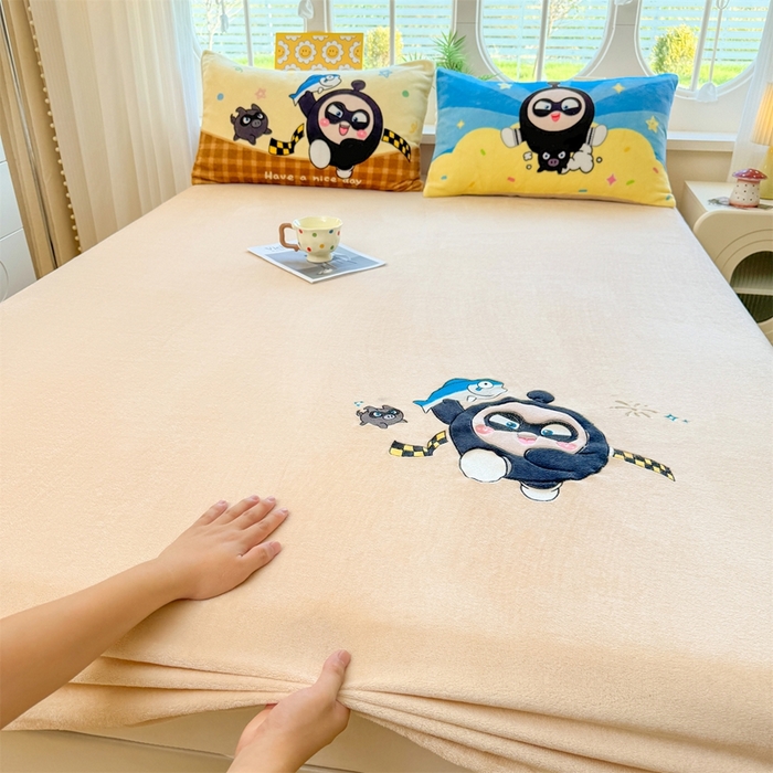 91家纺网 家纺一手货源 找家纺 雯豆家纺 正版授权IP纯色贴布绣牛奶绒床笠三件套加厚卡通床垫保护套 黑蛋仔-米