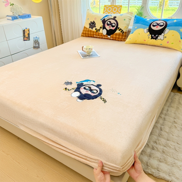 91家纺网 家纺一手货源 找家纺 雯豆家纺 正版授权IP纯色贴布绣牛奶绒床笠三件套加厚卡通床垫保护套 黑蛋仔-米