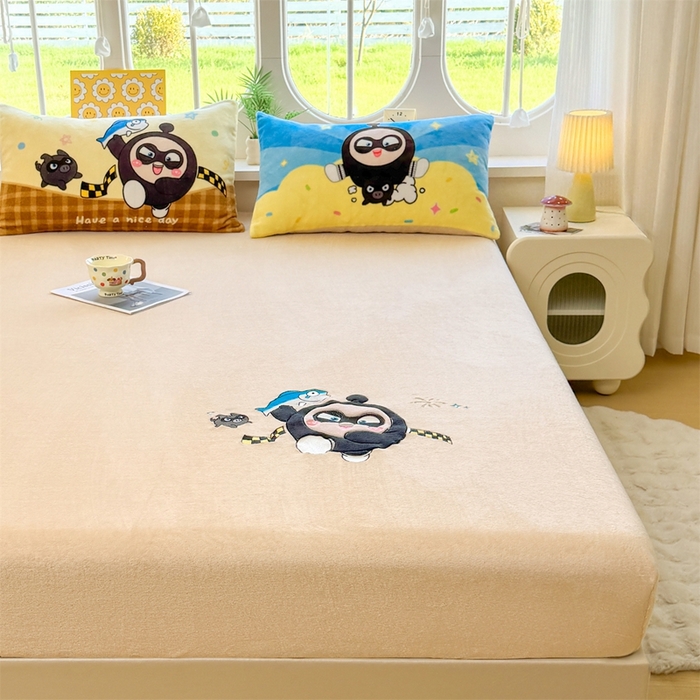 91家纺网 家纺一手货源 找家纺 雯豆家纺 正版授权IP纯色贴布绣牛奶绒床笠三件套加厚卡通床垫保护套 黑蛋仔-米