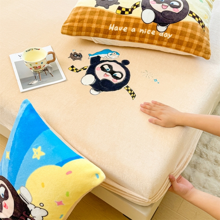 91家纺网 家纺一手货源 找家纺 雯豆家纺 正版授权IP纯色贴布绣牛奶绒床笠三件套加厚卡通床垫保护套 黑蛋仔-米