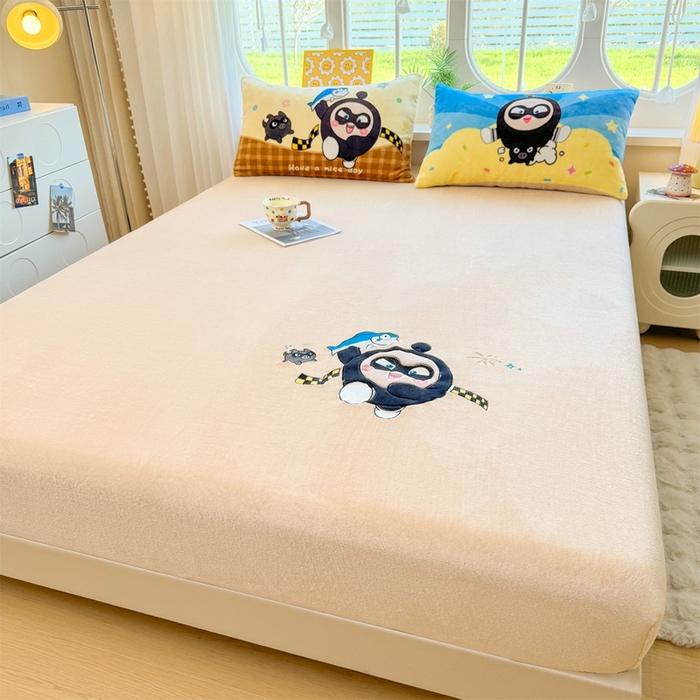 91家纺网 家纺一手货源 找家纺 雯豆家纺 正版授权IP纯色贴布绣牛奶绒床笠三件套加厚卡通床垫保护套 黑蛋仔-米