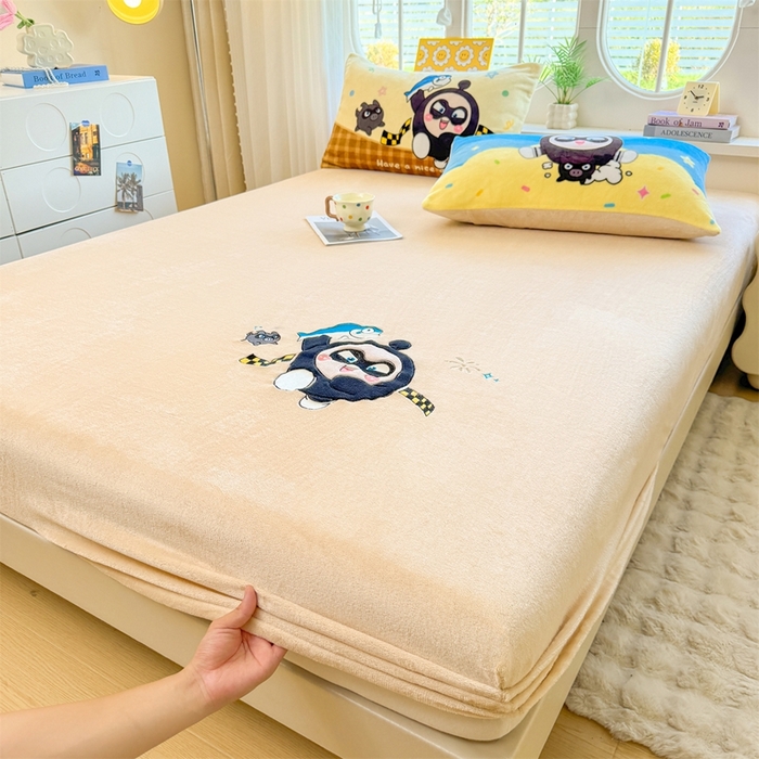 91家纺网 家纺一手货源 找家纺 雯豆家纺 正版授权IP纯色贴布绣牛奶绒床笠三件套加厚卡通床垫保护套 黑蛋仔-米