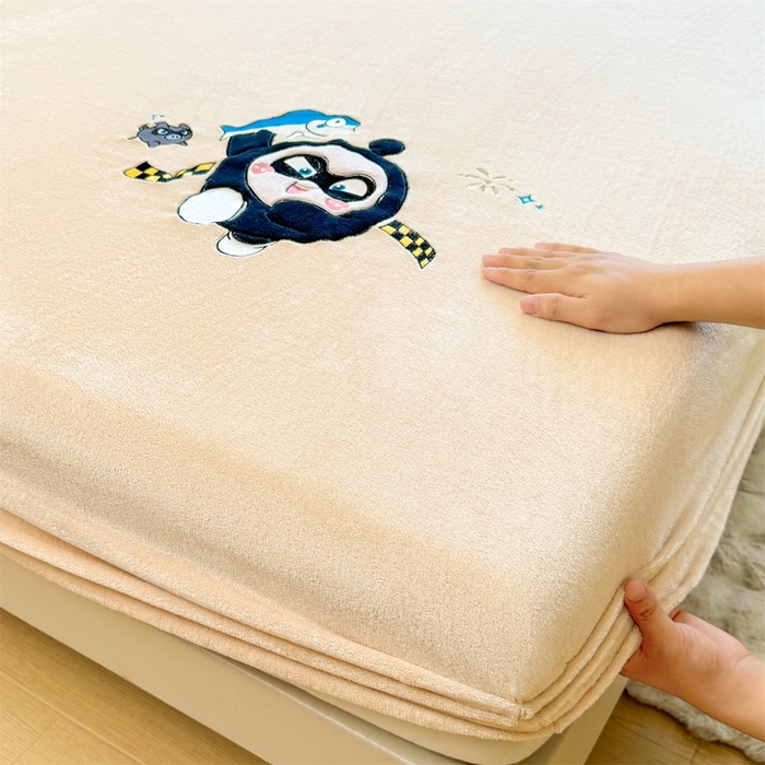 91家纺网 家纺一手货源 找家纺 雯豆家纺 正版授权IP纯色贴布绣牛奶绒床笠三件套加厚卡通床垫保护套 黑蛋仔-米
