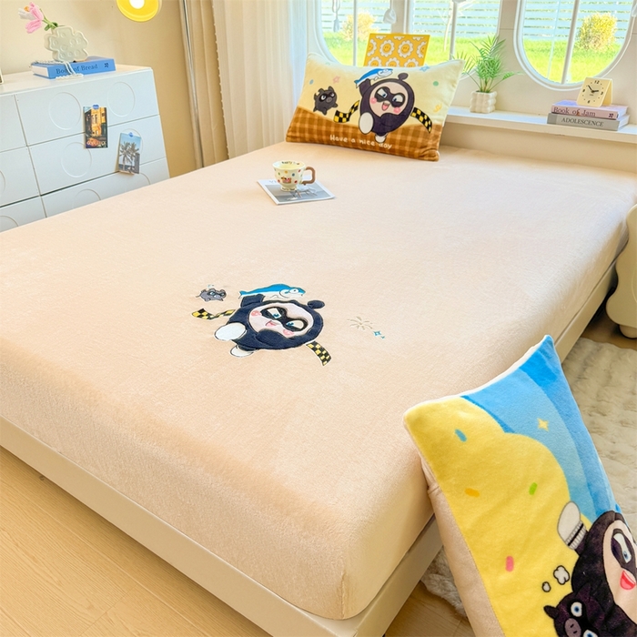 91家纺网 家纺一手货源 找家纺 雯豆家纺 正版授权IP纯色贴布绣牛奶绒床笠三件套加厚卡通床垫保护套 黑蛋仔-米