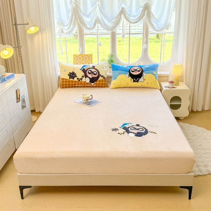 91家纺网 家纺一手货源 找家纺 雯豆家纺 正版授权IP纯色贴布绣牛奶绒床笠三件套加厚卡通床垫保护套 黑蛋仔-米