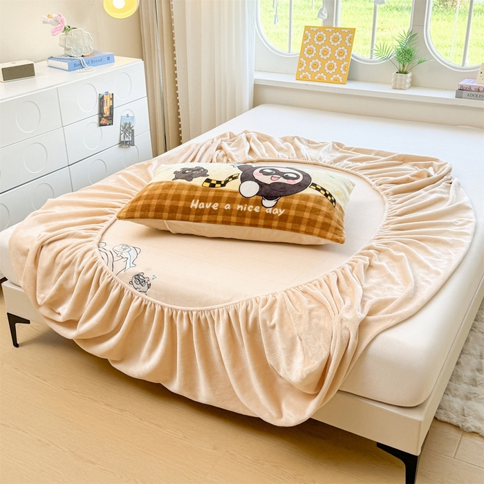91家纺网 家纺一手货源 找家纺 雯豆家纺 正版授权IP纯色贴布绣牛奶绒床笠三件套加厚卡通床垫保护套 黑蛋仔-米