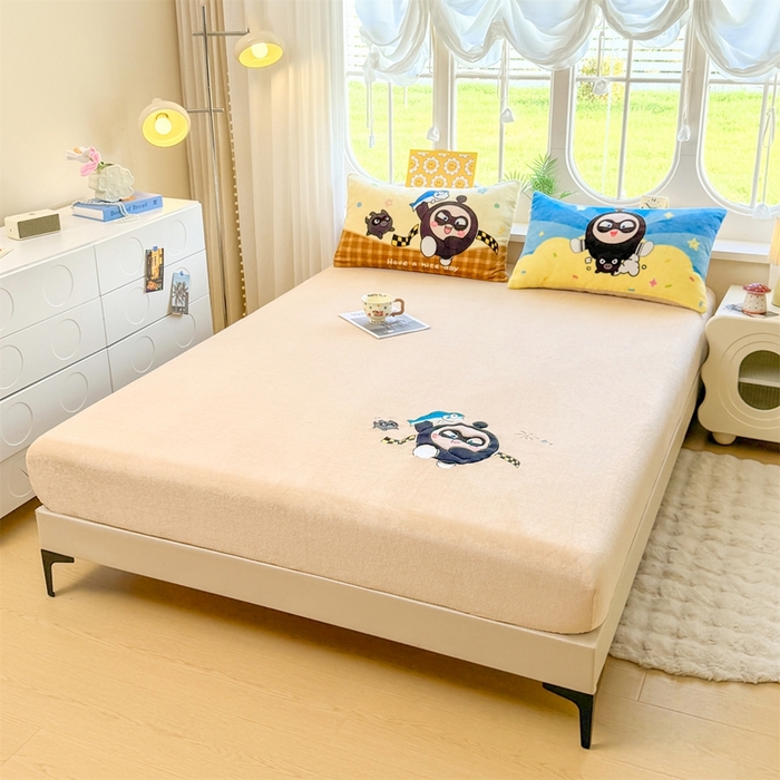 91家纺网 家纺一手货源 找家纺 雯豆家纺 正版授权IP纯色贴布绣牛奶绒床笠三件套加厚卡通床垫保护套 黑蛋仔-米