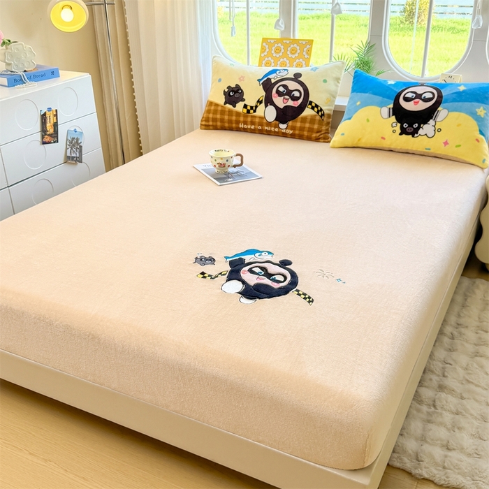 91家纺网 家纺一手货源 找家纺 雯豆家纺 正版授权IP纯色贴布绣牛奶绒床笠三件套加厚卡通床垫保护套 黑蛋仔-米