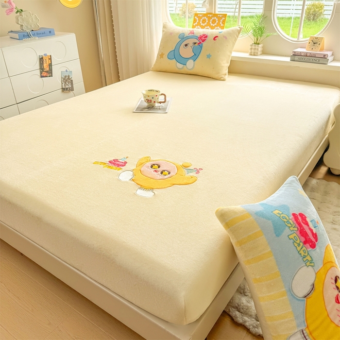 91家纺网 家纺一手货源 找家纺 雯豆家纺 正版授权IP纯色贴布绣牛奶绒床笠三件套加厚卡通床垫保护套 黄蛋仔-黄
